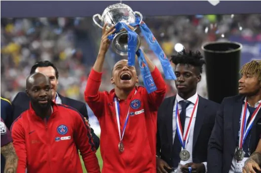 Neymar gượng gạo nhận cúp quốc gia Pháp cùng đồng đội - Bóng Đá
