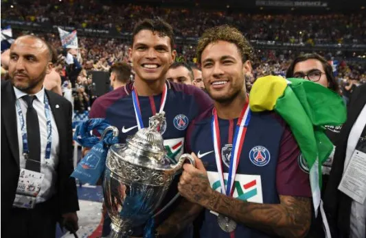 Neymar gượng gạo nhận cúp quốc gia Pháp cùng đồng đội - Bóng Đá