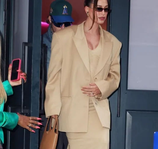 Hailey Bieber luôn yêu thích những chiếc blazer chỉn chu để thể hiện phong thái mạnh mẽ và chuyên nghiệp. 