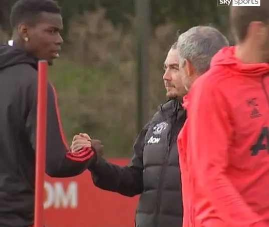 Sốc: Pogba chào tất cả, trừng mắt với Mourinho - Bóng Đá