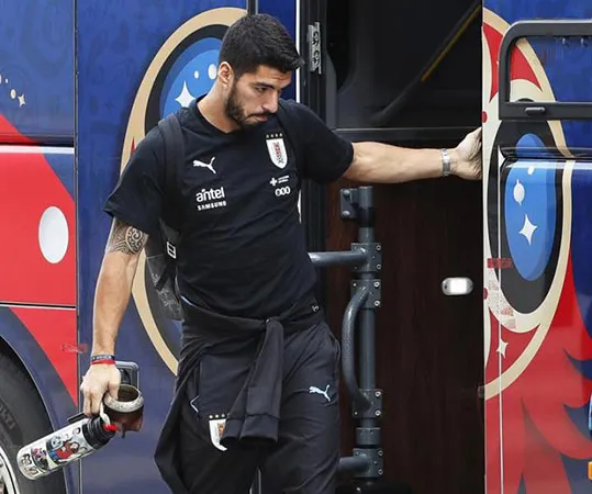 Suarez cùng tuyển Uruguay buồn bã về nước - Bóng Đá