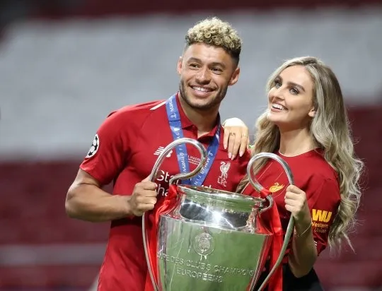 Oxlade Chamberlain khoe bồ xinh - Bóng Đá