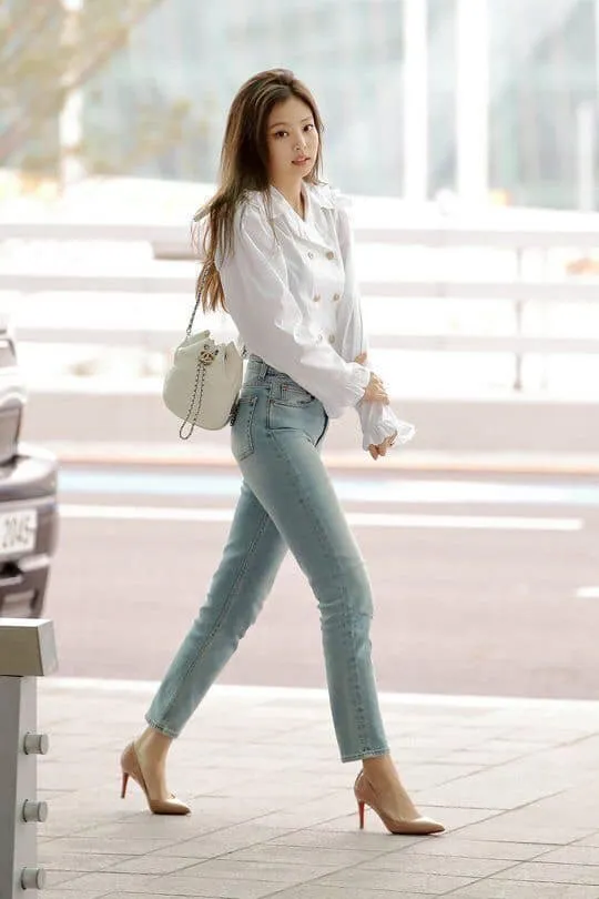 Skinny jean sáng màu kết hợp với 1 chiếc áo sơ mi trắng 2 hàng khuy cùng phần vai được độn ngang cùng 1 đôi giày cao gót màu nude nhìn vô đơn giản nhưng lại vô cùng sang chảnh.