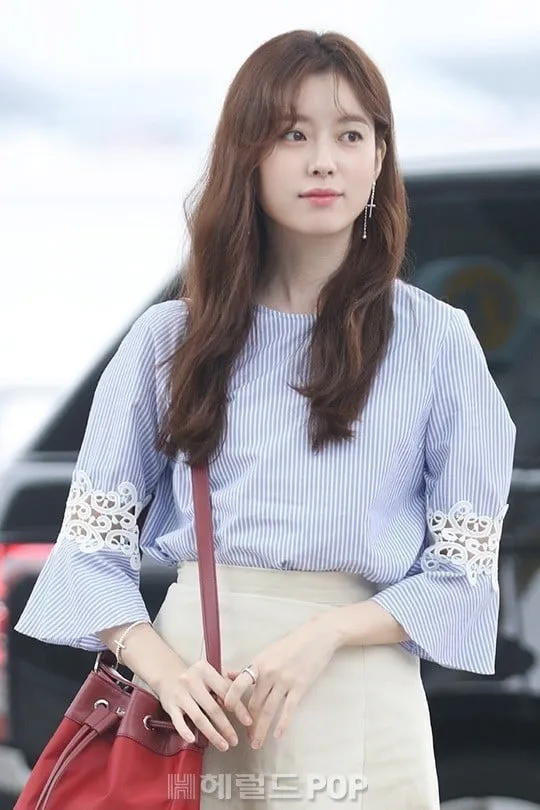 Khi cần thiết phải makeup, Han Hyo Joo lựa chọn cách trang điểm nhẹ nhàng và tự nhiên nhất có thể.