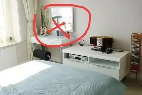 Gương soi là một vật dụng rất phổ biến trong mỗi gia đình.