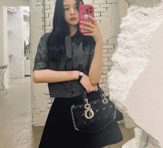 Công thức gồm áo blouse cổ nơ buộc và chân váy ngắn đơn giản nhưng mang đến vẻ nữ tính, trẻ trung và còn ghi điểm trang nhã.