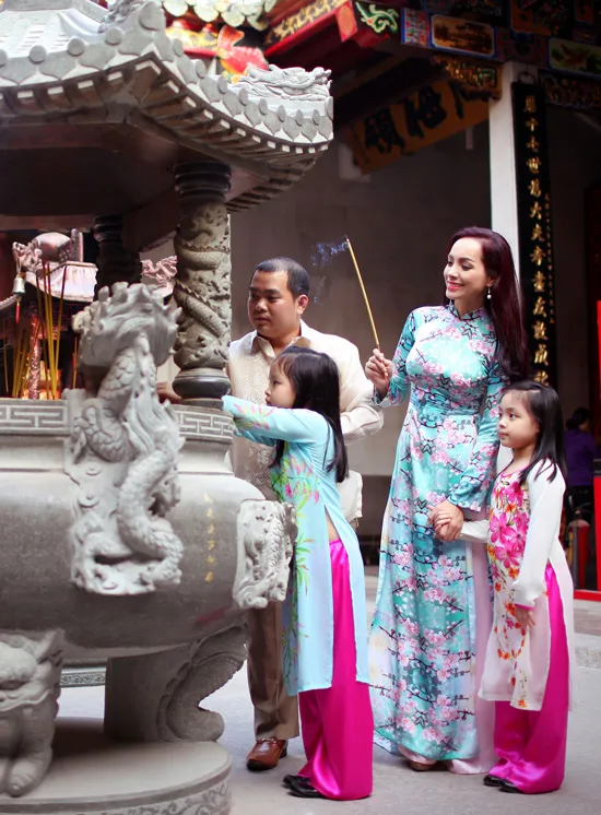 sao-viet-ao-dai-di-le-dau