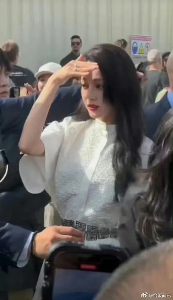 dich-le-nhiet-ba-do-sac-cung-jisoo-blackpink-tai-paris-fashion-week-nhung-bi-ghe-lanh-3