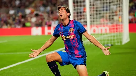 Barcelona put Sergi Roberto contract talks on hold - Bóng Đá