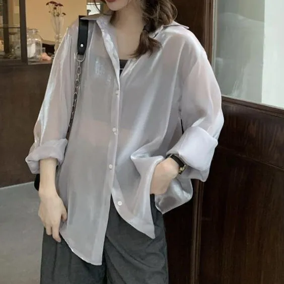 Sơ mi vải voan mềm mại là lựa chọn hoàn hảo cho những cô nàng yêu thích phong cách nữ tính nhẹ nhàng.
