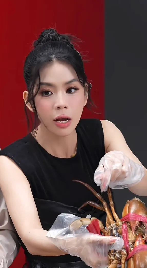 trong-ngay-comeback-nhan-sac-bung-no-cua-hang-du-muc-khien-dan-tinh-xuyt-xoa-2
