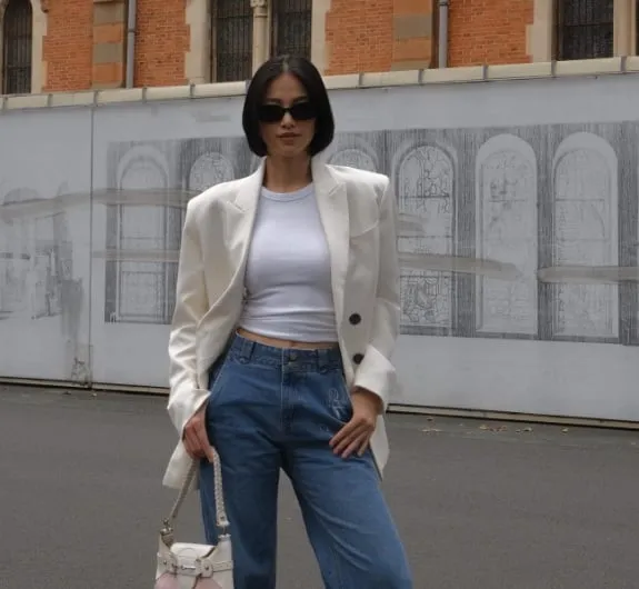 Với blazer trắng, chị em có thể tạo nên outfit năng động bằng cách kết hợp item này cùng áo crop top và quần jeans xanh. 