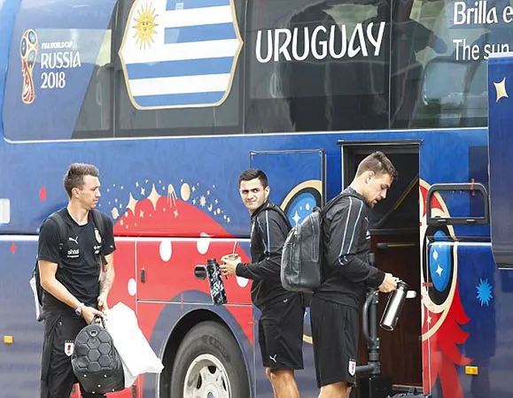 Suarez cùng tuyển Uruguay buồn bã về nước - Bóng Đá