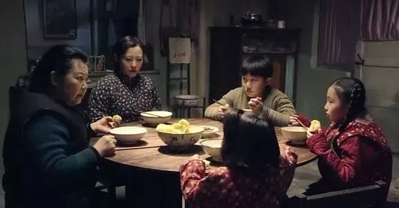 Chu Tử Gia Huấn nói: “Gia đình hòa thuận, dẫu cơm không ngon vẫn có niềm vui”.