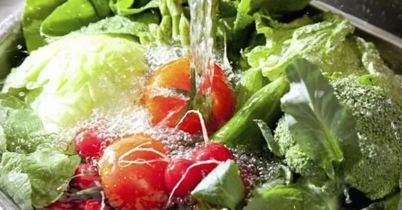 Nhiều người có thói quen ngâm rau củ quả trong nước muối pha loãng sau khi mua về từ chợ, với hy vọng loại bỏ thuốc trừ sâu.