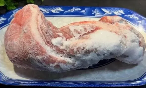 Thoa giấm trắng lên bề mặt thịt, đảm bảo phủ đều mọi góc cạnh.