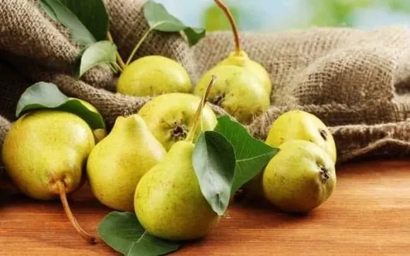 Lê là trái cây ngọt ngon và được bán phổ biến, cũng được dùng để chữa ho.