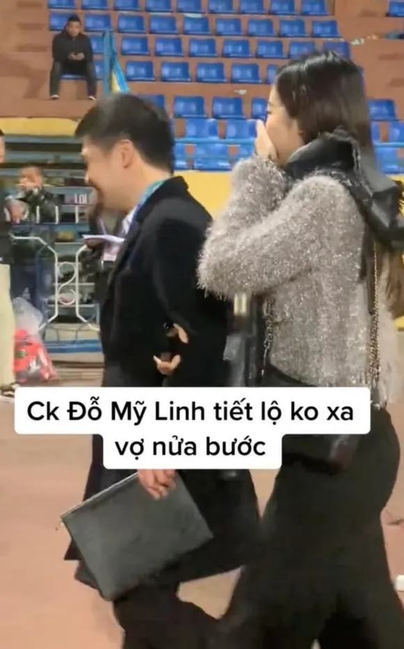 do-my-linh-lan-dau-tinh-tu-khoac-tay-chong-giua-chon-dong-nguoi-hanh-dong-hieu-thao-voi-bo-ruot-ghi-diem-dam-9-ngoisaovn-w1006-h1615