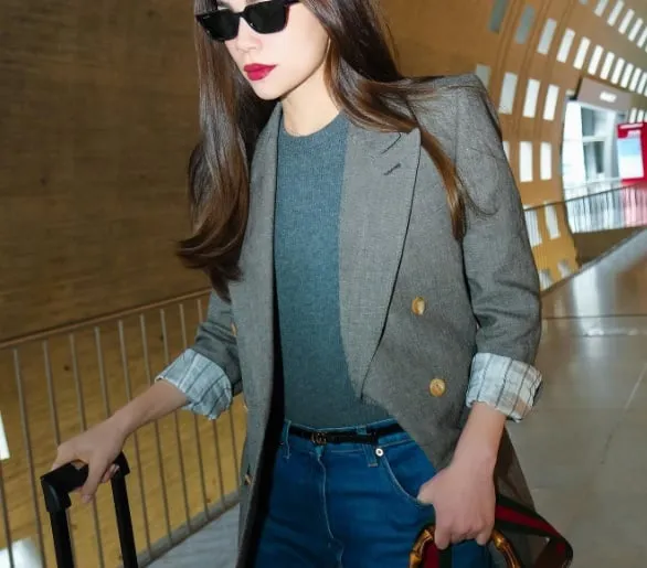 Áo blazer và áo len xám ghi điểm trang nhã, trong khi quần jeans xanh mang đến nét bụi bặm, cá tính cho người diện.