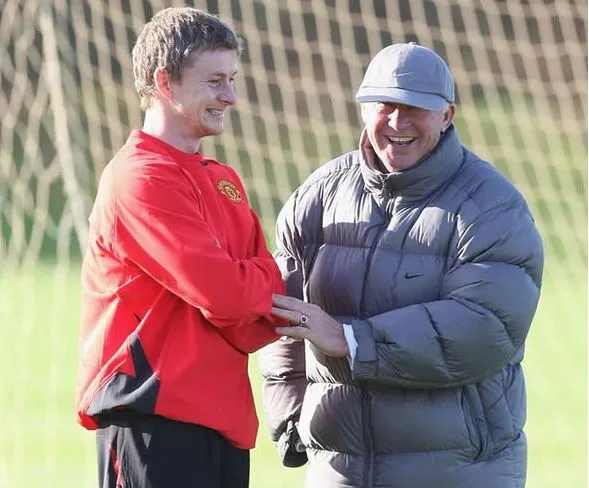 Solskjaer hỏi Sir Alex về vấn đề Mourinho không thể giải quyết được - Bóng Đá