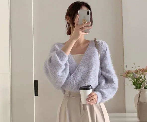 Áo len vạt chéo có nhiều kiểu khác nhau từ áo dệt kim đến cardigan vạt chéo, tất cả đều mang lại sự trẻ trung và hiện đại. 