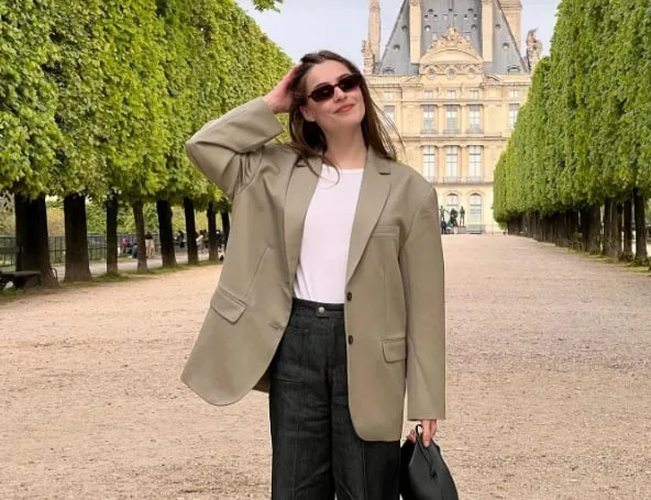 Sự xuất hiện của áo blazer giúp combo áo thun trắng và quần jeans đen trở nên thanh lịch, chỉn chu hơn.