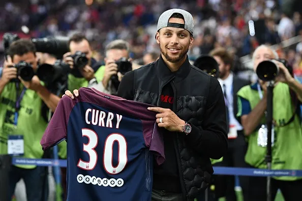 Stephen Curry xuất hiện trong trận đấu của Neymar - Bóng Đá