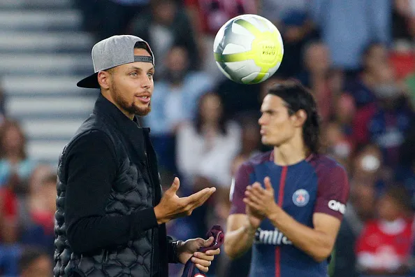 Stephen Curry xuất hiện trong trận đấu của Neymar - Bóng Đá