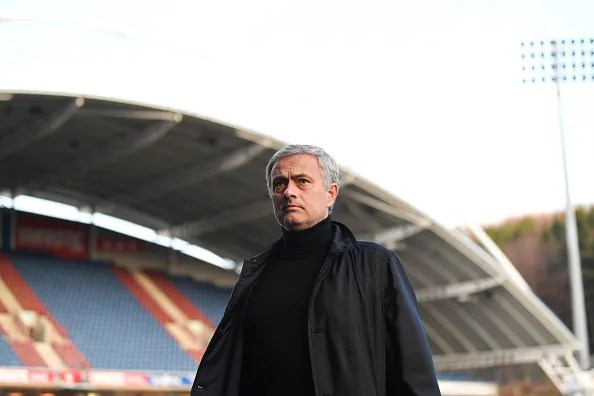 Mourinho âu lo khi đặt chân đến sân Huddersfield - Bóng Đá