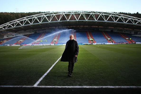 Mourinho âu lo khi đặt chân đến sân Huddersfield - Bóng Đá