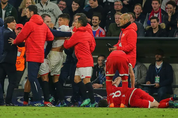 Không thể ghi bàn, Bayern và Sevilla phân định thắng thua bằng 'đấu võ' - Bóng Đá
