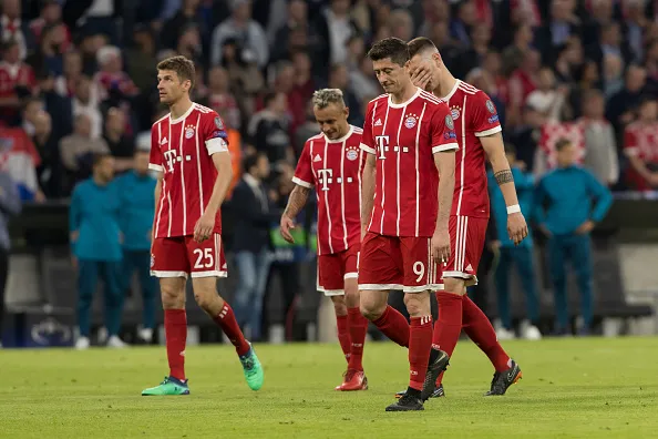 Bayern thất bại, fan cởi trần, túm áo Ribery 'hỏi tội' - Bóng Đá