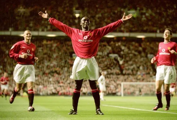 5 cầu thủ từng choi cho Man United và Man City - Bóng Đá