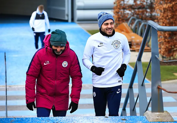 Ăn mừng chưa đã, Ederson 'hầm hầm' tiến ra sân tập - Bóng Đá