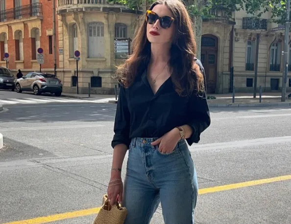 Chị em hãy tham khảo công thức gồm áo sơ mi đen kết hợp với quần jeans xanh.