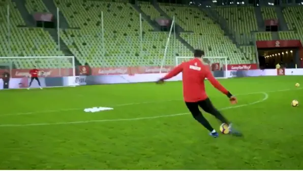 Được Ronaldo chỉ bảo, trình sút phạt của Szczesny tăng đột biến - Bóng Đá