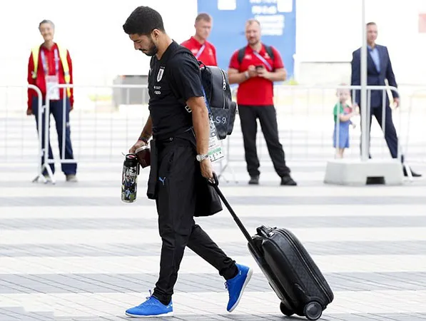 Suarez cùng tuyển Uruguay buồn bã về nước - Bóng Đá