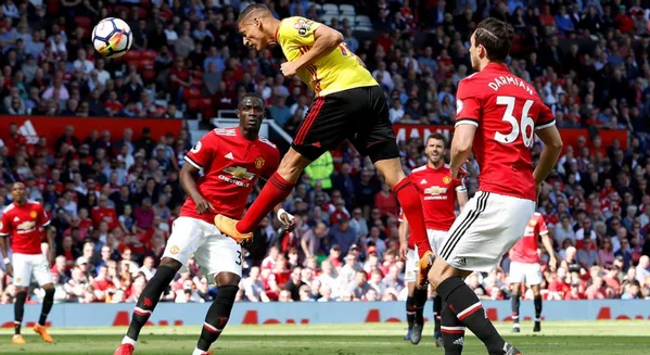 De Gea ôm 'găng vàng' nhìn Romero đóng vai chính trong khung gỗ - Bóng Đá