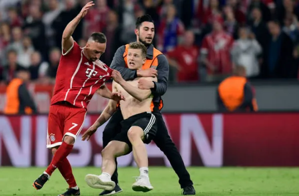 Bayern thất bại, fan cởi trần, túm áo Ribery 'hỏi tội' - Bóng Đá