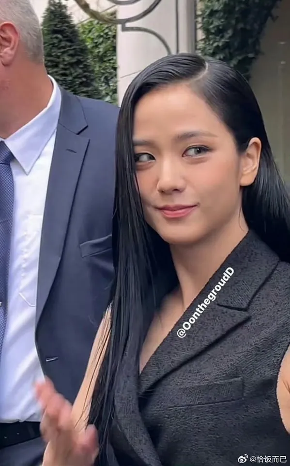 dich-le-nhiet-ba-do-sac-cung-jisoo-blackpink-tai-paris-fashion-week-nhung-bi-ghe-lanh-4