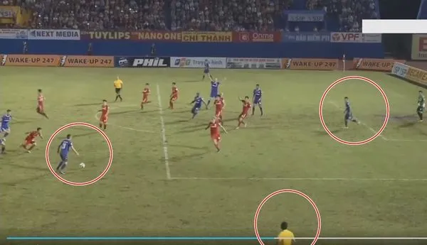 Sau bàn thua oản của HAGL, trọng tài V-League cũng phạm sai lầm ở sân Hoà Xuân - Bóng Đá