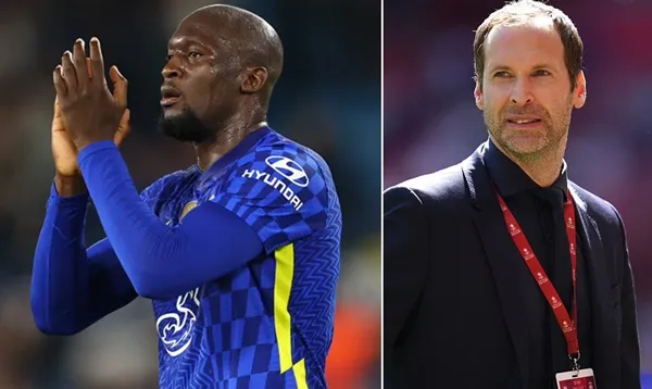 Petr Cech has hinted Romelu Lukaku could stay at the club - Bóng Đá