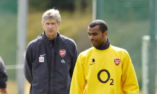 Arsene Wenger admits Arsenal’s decision to sell Ashley Cole to Chelsea was a ‘mistake’ - Bóng Đá