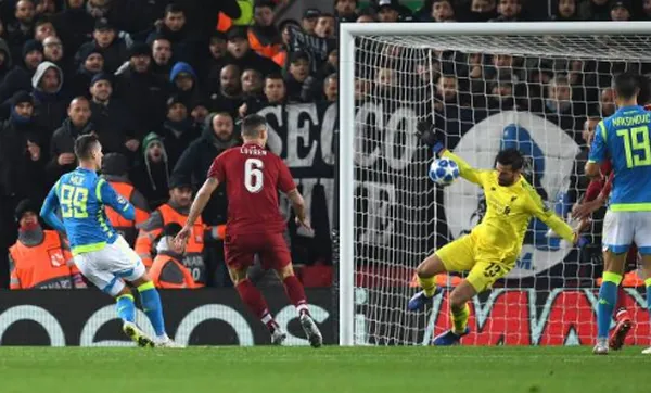 Alisson phản xạ xuất thần, Liverpool nghẹt thở ghi tên vào vòng knock out - Bóng Đá