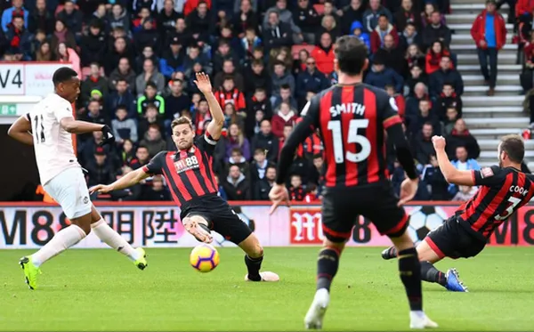 Martial phá vỡ giới hạn bản thân, Man United áp sát top 4 - Bóng Đá