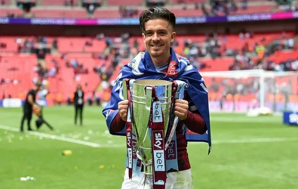 Jack Grealish mang giày rách - Bóng Đá