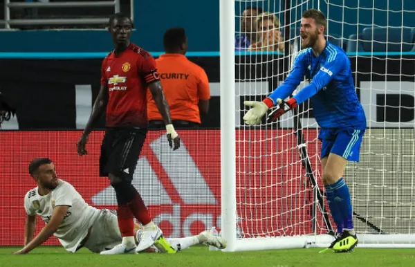 Mourinho 'quậy phá' ngoài đường pitch, Lopetegui phải đến giúp đỡ - Bóng Đá