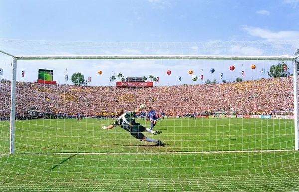 'Bàn tay của Chúa' và những khoảnh khắc biểu tượng World Cup - Bóng Đá