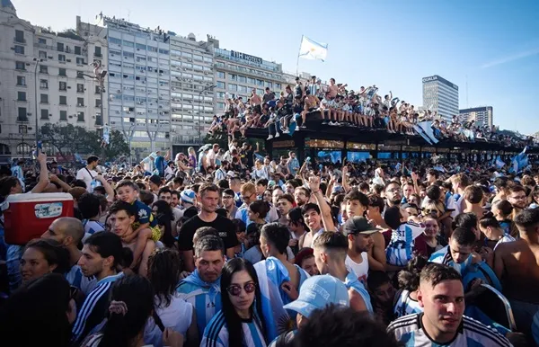 Muôn kiểu ăn mừng Messi lần đầu tiên vô địch World Cup - Bóng Đá