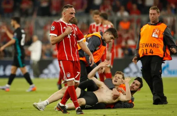 Bayern thất bại, fan cởi trần, túm áo Ribery 'hỏi tội' - Bóng Đá